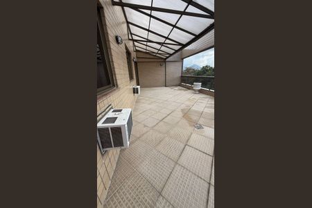 Apartamento à venda com 221m², 4 quartos e 3 vagas Apartamento à venda com 221m², 4 quartos e 3 vagasTerraço