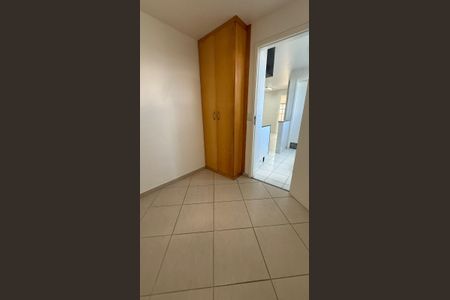 Apartamento à venda com 221m², 4 quartos e 3 vagas Apartamento à venda com 221m², 4 quartos e 3 vagasQuarto de Serviço