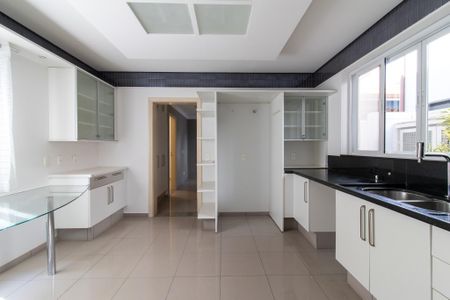 Casa de condomínio à venda com 412m², 5 quartos e 2 vagas Casa de condomínio à venda com 412m², 5 quartos e 2 vagasCozinha