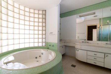 Casa de condomínio à venda com 412m², 5 quartos e 2 vagas Casa de condomínio à venda com 412m², 5 quartos e 2 vagasBanheiro da Suíte 1