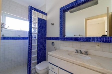 Casa de condomínio à venda com 412m², 5 quartos e 2 vagas Casa de condomínio à venda com 412m², 5 quartos e 2 vagasBanheiro da Suíte 4