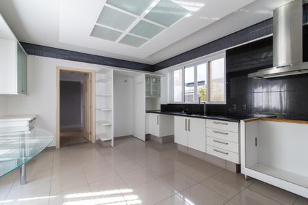 Casa de condomínio à venda com 412m², 5 quartos e 2 vagas Casa de condomínio à venda com 412m², 5 quartos e 2 vagasCozinha