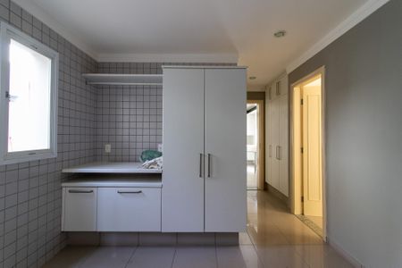 Casa de condomínio à venda com 412m², 5 quartos e 2 vagas Casa de condomínio à venda com 412m², 5 quartos e 2 vagasÁrea de Serviço