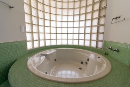 Casa de condomínio à venda com 412m², 5 quartos e 2 vagas Casa de condomínio à venda com 412m², 5 quartos e 2 vagasBanheiro da Suíte 1