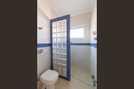 Casa de condomínio à venda com 412m², 5 quartos e 2 vagas Casa de condomínio à venda com 412m², 5 quartos e 2 vagasBanheiro da Suíte 2