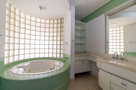 Casa de condomínio à venda com 412m², 5 quartos e 2 vagas Casa de condomínio à venda com 412m², 5 quartos e 2 vagasBanheiro da Suíte 1