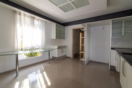 Casa de condomínio à venda com 412m², 5 quartos e 2 vagas Casa de condomínio à venda com 412m², 5 quartos e 2 vagasCozinha