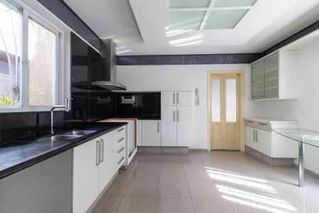 Casa de condomínio à venda com 412m², 5 quartos e 2 vagas Casa de condomínio à venda com 412m², 5 quartos e 2 vagasCozinha