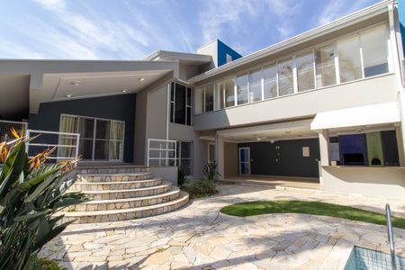 Casa de condomínio à venda com 412m², 5 quartos e 2 vagas Casa de condomínio à venda com 412m², 5 quartos e 2 vagasÁrea externa
