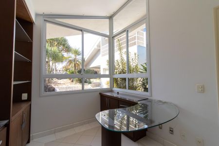 Casa de condomínio à venda com 412m², 5 quartos e 2 vagas Casa de condomínio à venda com 412m², 5 quartos e 2 vagasEscritório