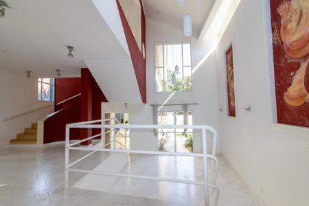 Casa de condomínio à venda com 412m², 5 quartos e 2 vagas Casa de condomínio à venda com 412m², 5 quartos e 2 vagasSala