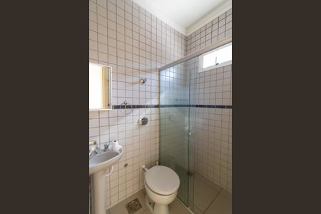 Casa de condomínio à venda com 412m², 5 quartos e 2 vagas Casa de condomínio à venda com 412m², 5 quartos e 2 vagasBanheiro de Serviço