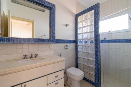 Casa de condomínio à venda com 412m², 5 quartos e 2 vagas Casa de condomínio à venda com 412m², 5 quartos e 2 vagasBanheiro da Suíte 2