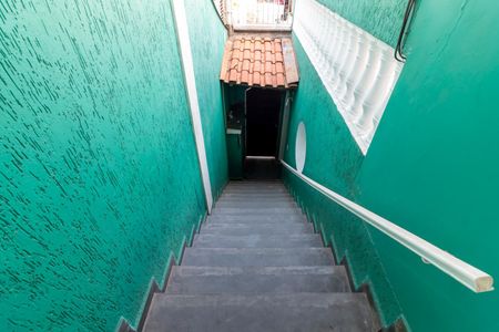 Casa à venda com 138m², 3 quartos e 2 vagasCorredor lateral - Escada