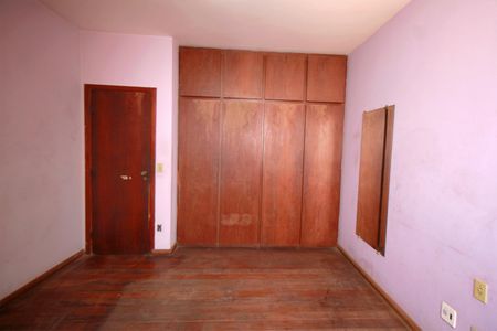 Casa à venda com 793m², 6 quartos e 3 vagasQuarto 2