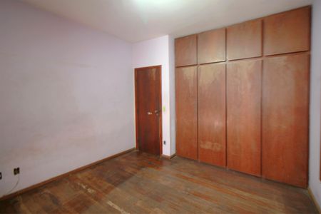 Casa à venda com 793m², 6 quartos e 3 vagasQuarto 2