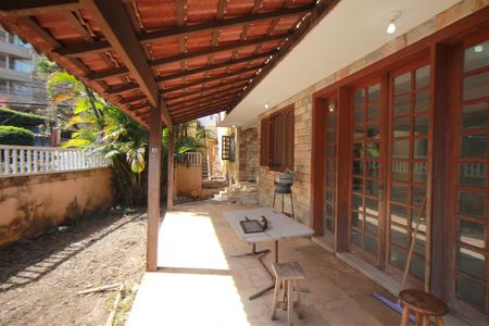 Casa à venda com 793m², 6 quartos e 3 vagasEntrada