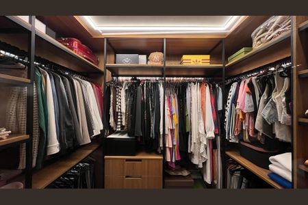 Apartamento à venda com 127m², 3 quartos e 1 vaga Apartamento à venda com 127m², 3 quartos e 1 vagaCloset da suíte 2