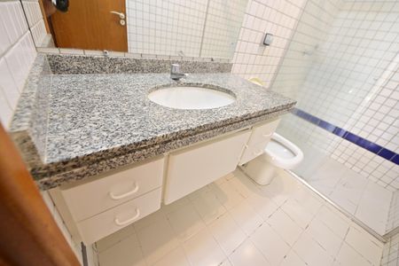 Casa de condomínio para alugar com 183m², 4 quartos e 2 vagasBanheiro da Suíte  2