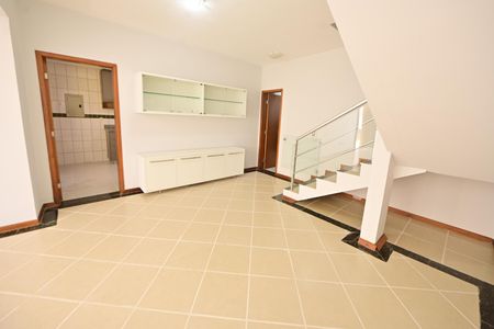 Sala de casa de condomínio para alugar com 4 quartos, 183m² em Jardim Goiás, Goiânia