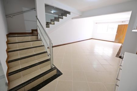 Sala de casa de condomínio para alugar com 4 quartos, 183m² em Jardim Goiás, Goiânia