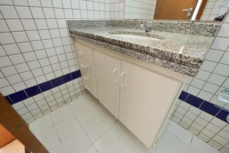 Casa de condomínio para alugar com 183m², 4 quartos e 2 vagasBanheiro da Suíte