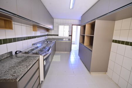 Casa de condomínio para alugar com 183m², 4 quartos e 2 vagasCozinha