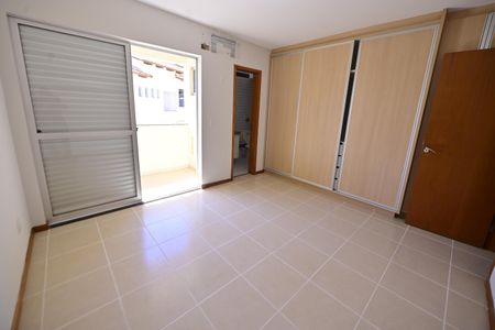 Casa de condomínio para alugar com 183m², 4 quartos e 2 vagasSuíte