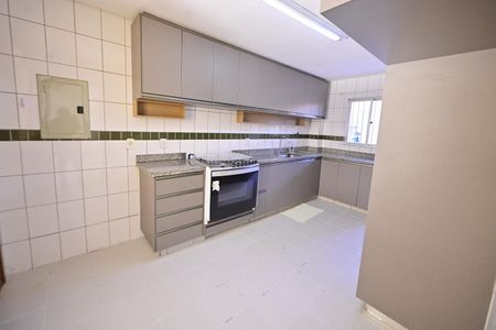 Casa de condomínio para alugar com 183m², 4 quartos e 2 vagasCozinha