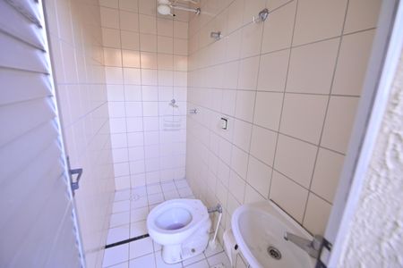 Casa de condomínio para alugar com 183m², 4 quartos e 2 vagasBanheiro de Serviço