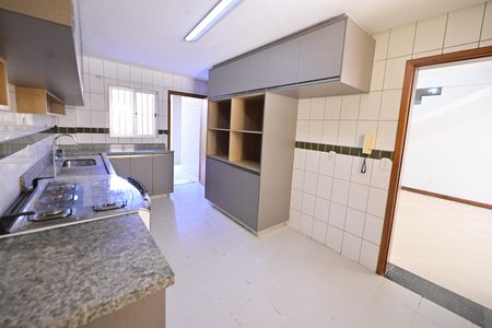 Casa de condomínio para alugar com 183m², 4 quartos e 2 vagasCozinha