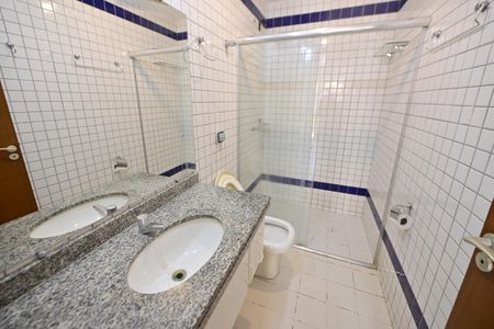 Casa de condomínio para alugar com 183m², 4 quartos e 2 vagasBanheiro da Suíte  2