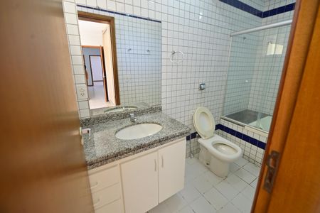 Casa de condomínio para alugar com 183m², 4 quartos e 2 vagasBanheiro da Suíte