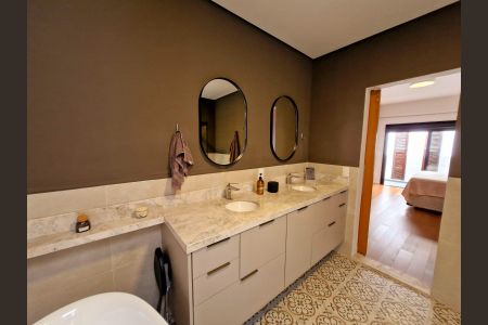 Casa à venda com 249m², 3 quartos e 2 vagasBanheiro da Suíte