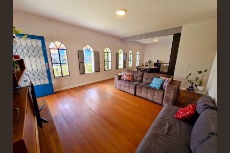 Casa à venda com 249m², 3 quartos e 2 vagasSala