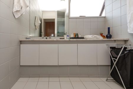 Apartamento à venda com 97m², 2 quartos e 1 vaga Apartamento à venda com 97m², 2 quartos e 1 vagaBanheiro Social