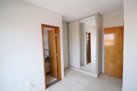 Suíte 2 de apartamento para alugar com 2 quartos, 59m² em Santa Mônica, Uberlândia