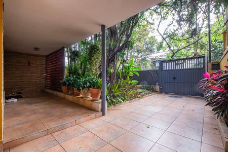 Casa para alugar com 320m², 3 quartos e 5 vagasQuintal