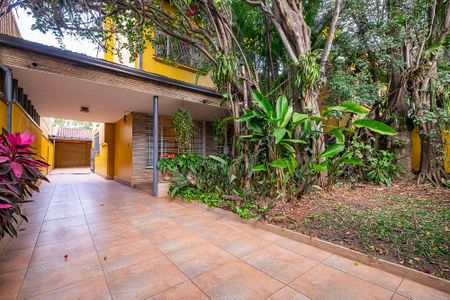 Casa para alugar com 320m², 3 quartos e 5 vagasQuintal