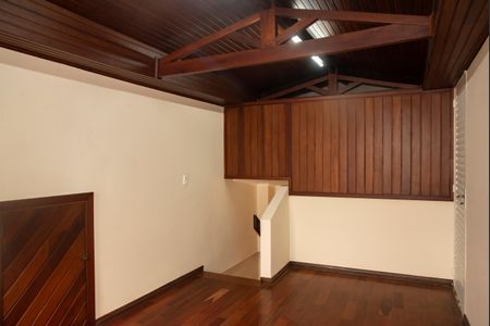 Casa para alugar com 245m², 4 quartos e 3 vagasSótão