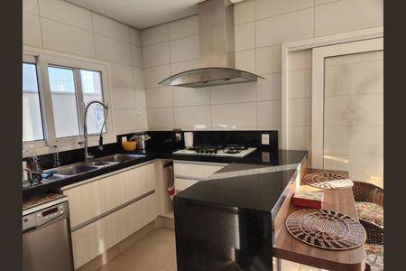 Casa à venda com 260m², 4 quartos e 4 vagas