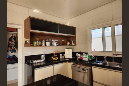 Casa à venda com 260m², 4 quartos e 4 vagas