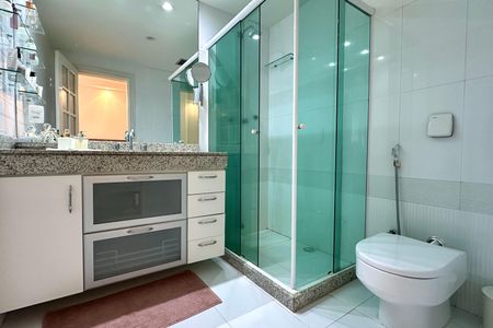 Apartamento à venda com 215m², 3 quartos e 2 vagasBanheiro da Suíte