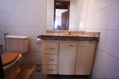 Casa para alugar com 360m², 5 quartos e 7 vagas Casa para alugar com 360m², 5 quartos e 7 vagasBanheiro da Suíte 1