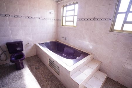 Casa para alugar com 360m², 5 quartos e 7 vagas Casa para alugar com 360m², 5 quartos e 7 vagasBanheiro da Suíte 2