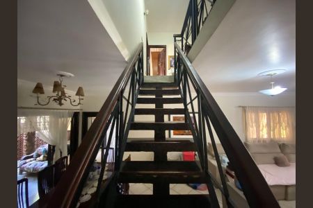 Casa para alugar com 420m², 4 quartos e 3 vagas Casa para alugar com 420m², 4 quartos e 3 vagasEscada