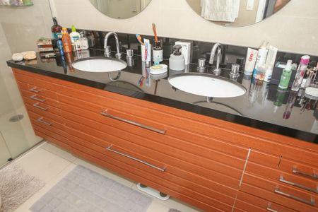 Apartamento à venda com 162m², 3 quartos e 3 vagasBanheiro da Suíte 1