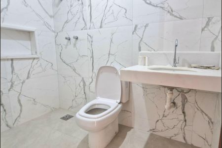 Casa de condomínio à venda com 525m², 4 quartos e 4 vagas Casa de condomínio à venda com 525m², 4 quartos e 4 vagasBanheiro da Suíte 1