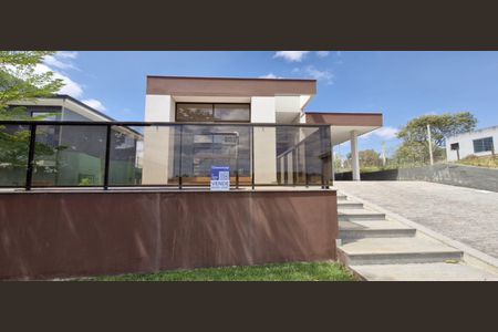 Casa de condomínio à venda com 525m², 4 quartos e 4 vagas Casa de condomínio à venda com 525m², 4 quartos e 4 vagasFachada