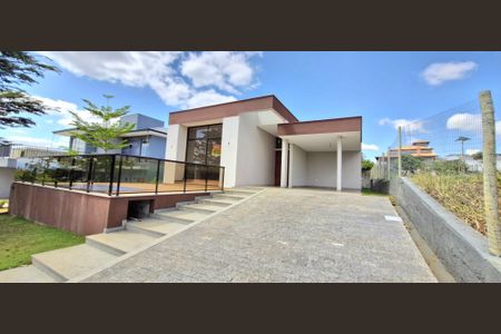Casa de condomínio à venda com 525m², 4 quartos e 4 vagas Casa de condomínio à venda com 525m², 4 quartos e 4 vagasFachada